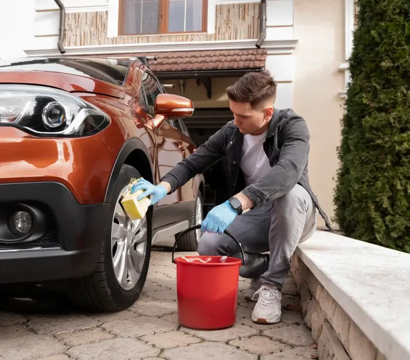 Lavage auto à domicile Moulins-lès-Metz : professionnel intervenant sur un véhicule